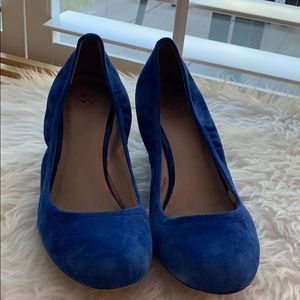 Blue pumps